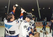 Harold Kreis (Bildmitte und mit Champagner geduscht) feiert 1997 den Meistertitel mit Adler Mannheim.Bild: Imago (1997)