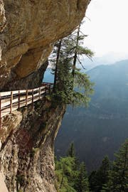 Die Wanderung entlang der Bisse du Ro ist etwas für schwindelfreie Personen, denn der Weg klebt streckenweise an senkrechten Felswänden. (Bild: Martin Knoepfel)