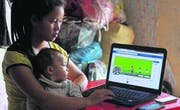 Eine eigene Homepage und ein eigenes kleines Trekkingunternehmen: die 22-jährige Chan und ihre Tochter in Sapa. Sie gehören zum Volk der Schwarzen Hmong. (Bild: Anemi Wick)