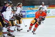 Michal Repik (an der Scheibe) trainierte gestern erstmals mit seinem neuem Team: Noch ist nicht sicher, ob der Tscheche heute für die Zuger im Heimspiel gegen Biel aufläuft. (Bild Maria Schmid)