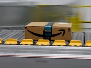 Ein Amazon-Paket für ein Prime-Mitglied auf einem Förderband. Insbesondere die zahlenden Prime-Mitglieder verhalfen Amazon zu einem Gewinnsprung. (Bild: Keystone/AP/RICH PEDRONCELLI)