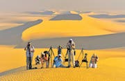 Die Suche nach der schönsten Bildkomposition – eine Gruppe auf Fotoreise in der Weissen Wüste, dem ägyptischen Teil der Libyschen Wüste. (Bild: www.fotoreisen.ch)