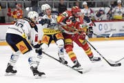 EVZ-Verteidiger Larri Leeger (links) versucht, den Bieler Marco Pedretti zu stoppen. Am Ende mussten sich die Zuger geschlagen geben. (Bild: Urs Lindt/Freshfocus (Biel, 1. Dezember 2017))