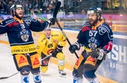 Zugs Fabian Schnyder, rechts, jubelt nach seinem 3:2 Tor im vierten Eishockey Playoff-Finalspiel der National League A zwischen dem EV Zug und dem SC Bern. (Bild: KEYSTONE/Ennio Leanza)