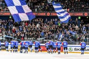Die EVZ-Spieler bedanken sich nach dem Sieg über Wien bei ihren Fans. (Bild: Daniela Frutiger/Freshfocus)