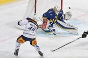 Es harzt weiterhin: Zugs Lino Martschini kann den Puck nicht im Davoser Tor unterbringen. (Bild: Jürgen Staiger/Keystone (Davos, 28. Oktober 2017))