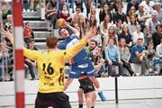 Starker Torhüter: Winterthurs Matias Schulz gegen den Krienser Aleksandar Radovanovic. (Bild: Roger Grütter (Luzern, 17. April 2017))