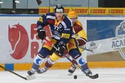 Zugs Robin Grossmann (vorne), hier im Duell mit Genf-Topskorer Tom Pyatt. (Bild: Keystone / Alexandra Wey)