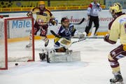 EV-Goalie Robin Kuonen hat gegen Denis Hollenstein und Kevin Romy (rechts) das Nachsehen. (Bild: Keystone)