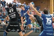 Der Krienser Luca Engler (in Blau) wird am Torwurf gehindert. (Bild: Philipp Schmidli (Kriens, 24. September 2017))