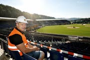 Christian Schuler nimmt dort Platz, wo in zwei Wochen seine Fans sitzen werden. Der Rothenthurmer zählt zu den grossen Innerschweizer Hoffnungen. (Bild: Corinne Glanzmann / Neue LZ)