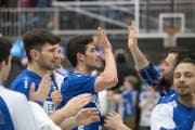 Es ist geschafft: die Krienser Spieler jubeln. (Bild: Pius Amrein (Kriens, 28. März 2018))