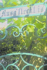 Glück gehabt: Wenn die Tafel mit dem text «Ausgsteckt is» hängt, ist die Buschenschenke offen. (Bild: Thomas Veser)