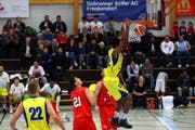Die Basel Starwings (gelbes Trikot), haben sich im Angriff gegen die Verteidigung von Swiss Central Basketball durchgesetzt. (Bild: pd/Robert Varadi)