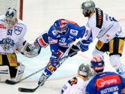 Tim Ramholt (oben rechts) verteidigt ab der neuen Saison für die Kloten Flyers (Bild: KEYSTONE/WALTER BIERI)