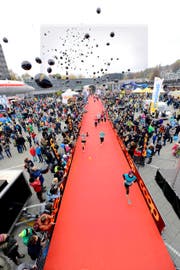 Triumphiert: Marathon-Siegerin Susanne Rüegger (links). (Bild: Dominik Wunderli)