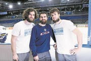 Die EVZ-Spieler Dominik Schlumpf, Fabian Schnyder und Robin Grossmann (von links). (Bild: Werner Schelbert (Zug, 5. April 2017))