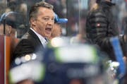 «Matti Järvinen soll uns erst mal in aller Ruhe zuschauen, wie wir spielen», so der EVZ-Trainer Harold Kreis (Bild). (Symbolbild Keystone)