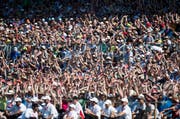 Die Stimmung geht hoch im Publikum am Eidgenössischen Schwing- undÄlplerfest. (Bild: Keystone / Jean -Christophe Bott)
