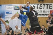 Luca Spengler springt höher als sein Gegenspieler. (Bild: Pius Amrein (Kriens, 28. März 2018))
