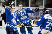 Florian Schmuckli, Fabio Arnold und Marc Steiner (von links) freuen sich über einen Treffer im ersten Testspiel gegen Thurgau. (Bild Stefan Kaiser)