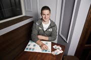 Ralf Schelbert klebt sein Bild ins Schwinger-Album. (Bild: Manuela Jans-Koch (Schwyz, 27. August 2015))