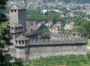 Ein Blick vom Hügel Montebello, auf dem die Burg Castello di Amorosa 90 Meter über der Stadt Bellinzona thront, hinunter auf das Castelgrande.