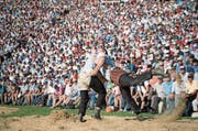 Die Innerschweizer hatten einen schweren Stand: Sven Schurtenberger (rechts) verliert im 1. Gang gegen Armon Orlik. (Bild: Urs Flüeler/Keystone (Brünig, 30. Juli 2017))