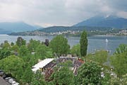 Blick vom Dach des Verkehrshauses auf die Beachvolley-Arena im Lido. (Bild: Philipp Schmidli (Luzern, 16. Mai 2016))