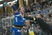 Kampf am Kreis: Peter Schramm vom HC Kriens-Luzern. (Bild: Pius Amrein (Kriens, 28. März 2018))