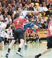 Die Winterthurer Abwehr bekommt Kriens-Luzern mit Aleksandar Radovanovic (oben) kaum in den Griff. (Bild: Johanna Bossart (Winterthur, 15. April 2017))