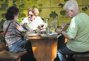 Das «Piperln» – Wienerisch für Alkoholgenuss in geselliger Runde – gehört zu den liebsten Freizeitbeschäftigungen. (Bild: Thomas Veser)