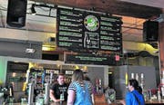 Die Brooklyn Brewery bietet am Wochenende Gratisführungen durch die Brauerei an. Danach kann man das Bier auch testen. (Bild: Eva Hirschi)