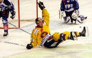 Freude und Leid: Mathias Joggi von den Tigers erzielt das 0:5 gegen den EV Zug. (Bild Keystone)