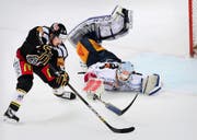 EVZ-Goalie Tobias Stephan macht hier gegen Luganos Bertaggia keine gute Figur. (Bild: Samuel Golay/Keystone (Lugano, 14. Oktober 2016))