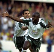 Das waren noch Zeiten: Charles Amoah (vorne) und Ionel Gane bejubeln gegen Galatasaray Istanbul einen St.Galler Treffer. (Bild: Keystone)