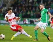 Nach dieser Szene in der 5. Minute sah Fabian Schär (links) die gelbe Karte. (Bild: Jonathan Porter/Freshfocus)