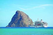 Der neue Passagierfrachter «Aranui 5» liegt in der Bucht von Hane vor Ua Huka vor Anker. (Bild: Ingrid Schindler)