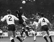 Eine Szene aus dem WM-Spiel 1966 zwischen der Bundesrepublik Deutschland und der Schweiz. Deutschland gewann 5:0, was bis heute die höchste Schweizer WM-Niederlage bedeutete. (Bild: AP)