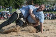 Der Gersauer Festsieger Andreas Ulrich (rechts) stemmt sich im Schlussgang gegen den Rothenthurmer Christian Schuler. (Bild: Pius Amrein / Neue LZ)