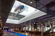Die Skulptur «Cloud Prototype No. 6» des Künstlers Inigo Manglano-Ovalle hängt wie ein UFO im neuen Dock B. (Bild: Keystone / Della Bella)