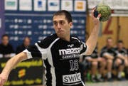 Boris Stankovic ? hier im Dezember 2009 ? hat seinen Vertrag beim HC Kriens-Luzern verlängert. (Bild Roger Zbinden/Neue LZ)