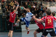Der Krienser Tobias Baumgartner setzt sich gegen die Pfadi-Abwehr durch. (Bild: Roger Grütter)