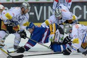 Biels Stürmer Eric Beaudoin versucht sich gegen die Zuger Robbie Earl, Tim Ramholt und Alessandro Chiesa (v. l.) zu wehren. (Bild: Keystone)
