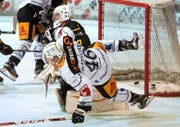 Von Anfang an klare Verhältnisse: Lino Martschini bezwingt als Erster Wiki-Goalie Lenze.Bild: Marcel Bieri/Keystone (Wichtrach, 27. September 2016)