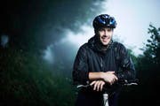 Rafael Diaz in dieser Woche bei einer Trainingsfahrt mit dem Mountainbike auf den Zugerberg: Der Nationalspieler hat die Fähigkeit, den EV Zug auf ein höheres Leistungsniveau zu führen. (Bild Stefan Kaiser)