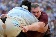 Christian Stucki und Daniel Bösch schwingen im 1. Gang gegeneinander. Zum Ende legt Favorit Stucki Bösch auf den Rücken. (Bild: zVg. / swiss-image.ch)