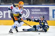 Zug-Topskorer Viktor Stalberg (links) umkurvt Ambri-Spieler Michael Fora. (Bild: Michaela Locatelli / Freshfocus (Ambri, 5. März 2018))