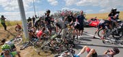Speichensalat. Dutzende von Rennfahrern stürzten während des Rennens. (Bild: AP Photo/Christophe Ena)