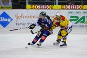 Zugs Damien Brunner vor Langnaus Curtis Murphy an der Scheibe. (Bild Stefan Kaiser/Neue ZZ)